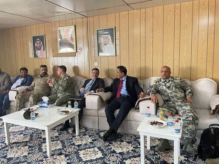 رئيس مجلس الشورى محمد حسين العيدروس: ظهور قائد الأسطول الأمريكي في مطار الغيظة وبخلفية صور قادة النظام السعودي يؤكد أن المهرة واقعة تحت احتلال أمريكي سعودي